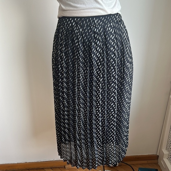 Uniqlo black and white patterned knee length pleated midi skirt - Picture 3 of 3